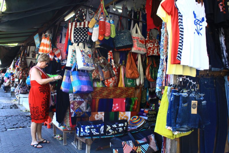 Ilustrasi turis berbelanja