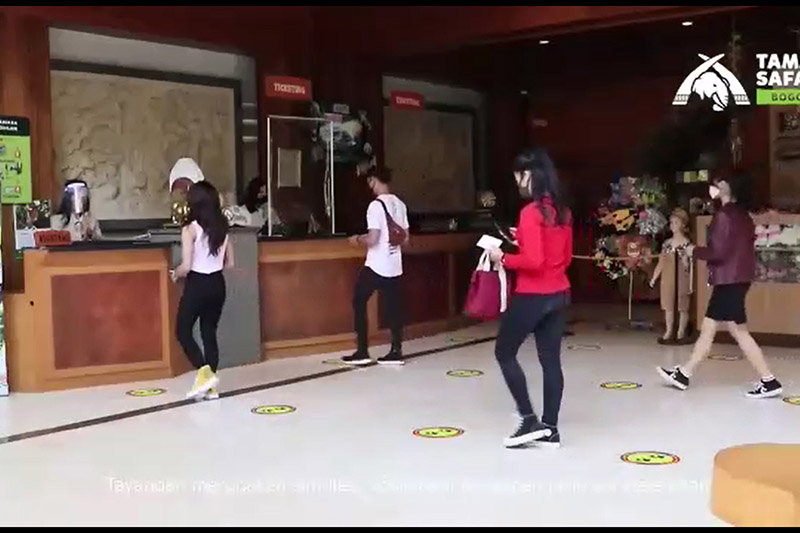 protokol kesehatan jaga jarak antrian