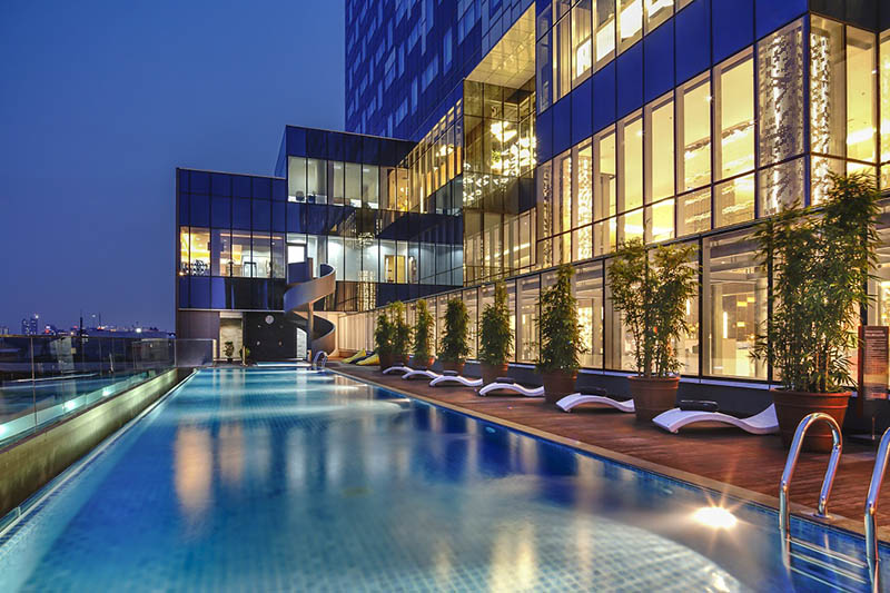 kolam renang hotel HARRIS Vertu