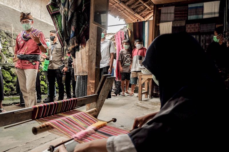 membuat tenun di desa wisata