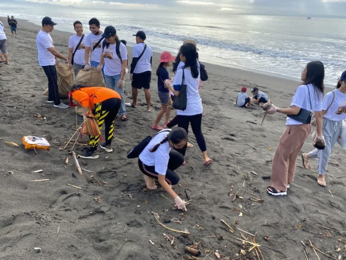 Baliâ€™s Biggest Clean Up 2023 archipelago international pantai padang galak bali
