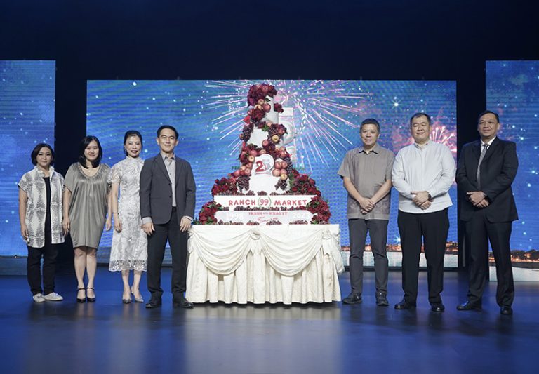 CEO beserta jajaran Direksi PT Supra Boga Lestari Tbk. dari kiri ke kanan_ Ibu Elsa Dian Trifani, Ibu Melinda Dharmadi, Ibu Maria Suwarni, Bapak Johartono Susilo (CEO), Bapak Suharno Kusumodjojo, Bapak Hady Pu