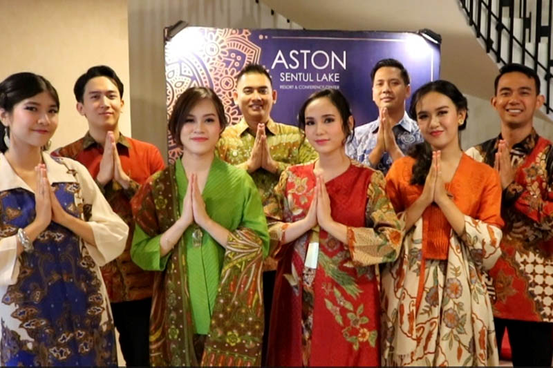peragaan busana batik di aston sentul