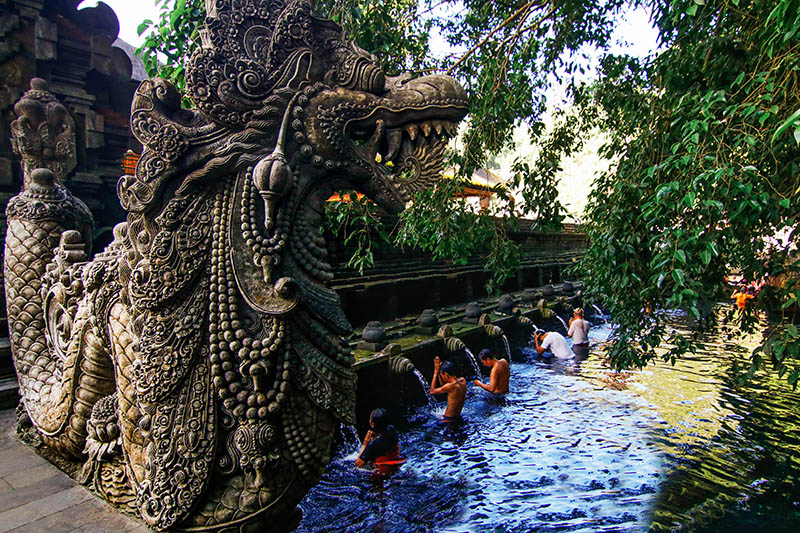 wisatawan melukat air pura tirta empul bali
