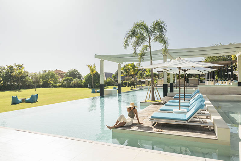 wisatawan kolam renang club med bali