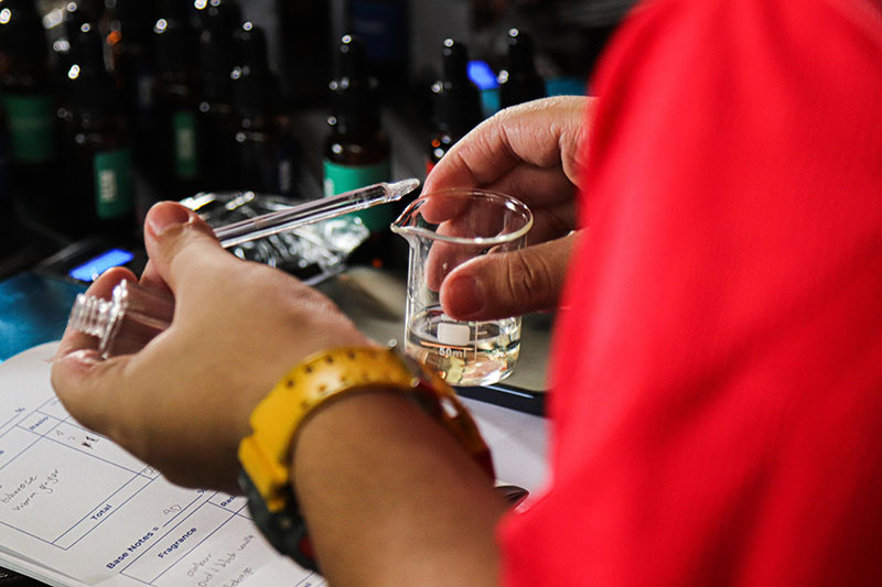 kelas membuat parfum di Pullman Ciawi Vimala Hills