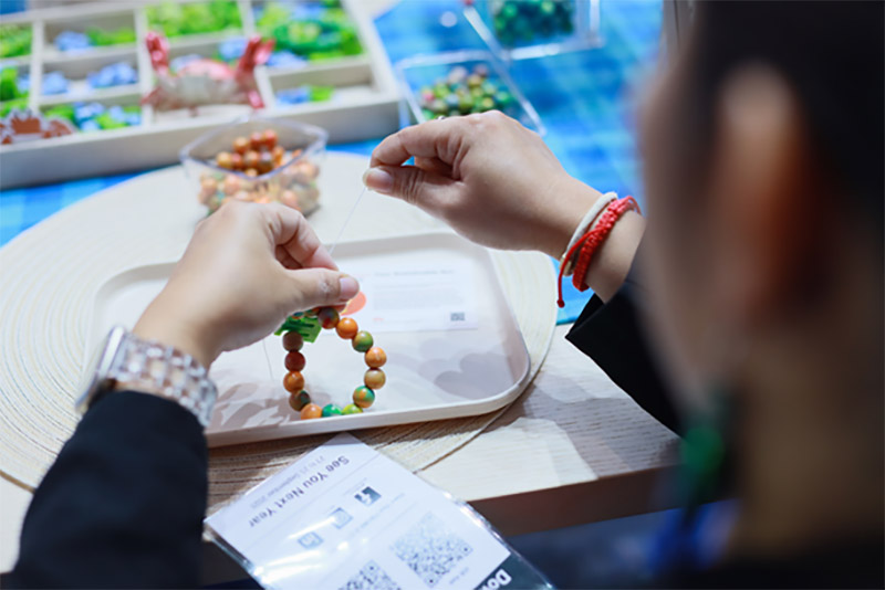 workshop membuat kalung di stan thailand itcma 2024