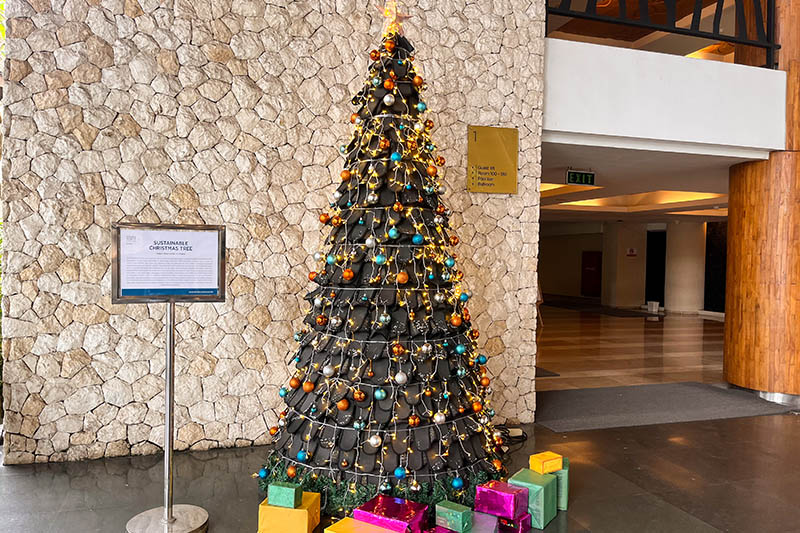 pohon natal dari sandal bekas four points hotel bali ungasan
