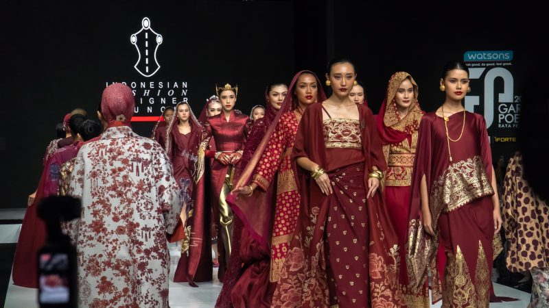 Garis Poetih Raya Festival fashion show