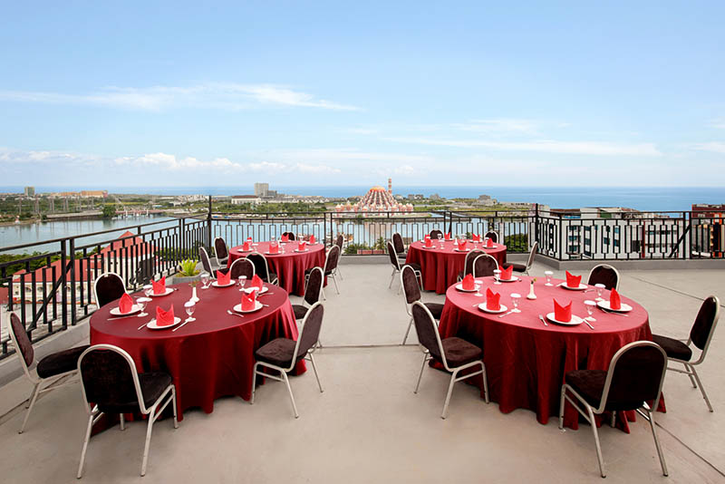 rooftop Aston Inn Pantai Losari