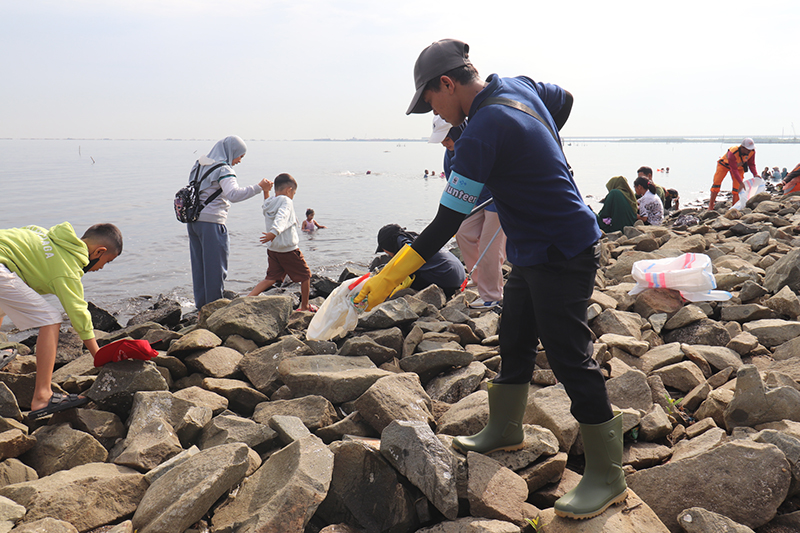 beach clean up novotel jakarta cikini world ocean day 2025