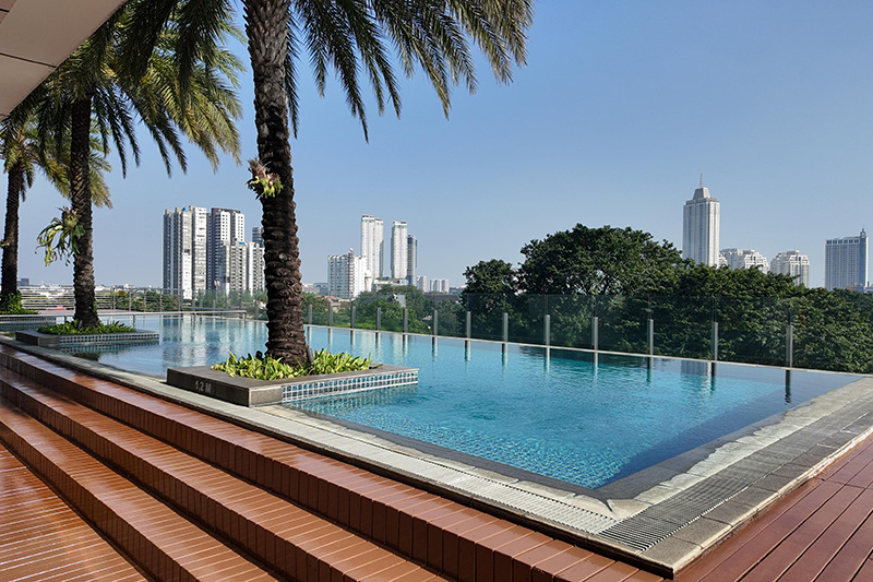 kolam renang Oakwood Suites La Maison Jakarta