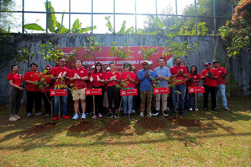Aston sentul dan generali indonesia menanam ratusan pohon