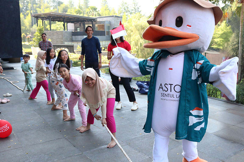 perayaan bulan kemerdekaan dengan tarik tambang anak-anak di hotel aston sentul