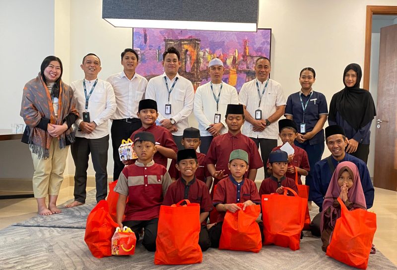 Doa bersama dan santunan anak yatim Oakwood Suites La Maison Jakarta