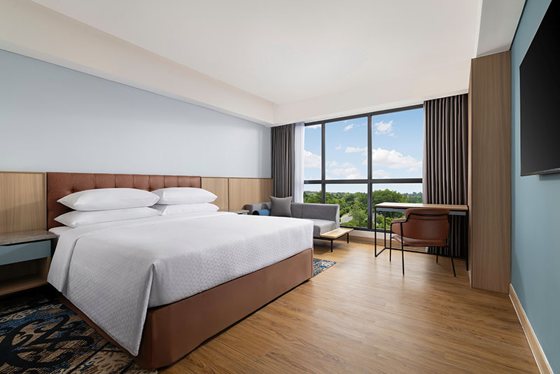 Marriott International Four Points by Sheraton Pontianak - Deluxe King Bedroom