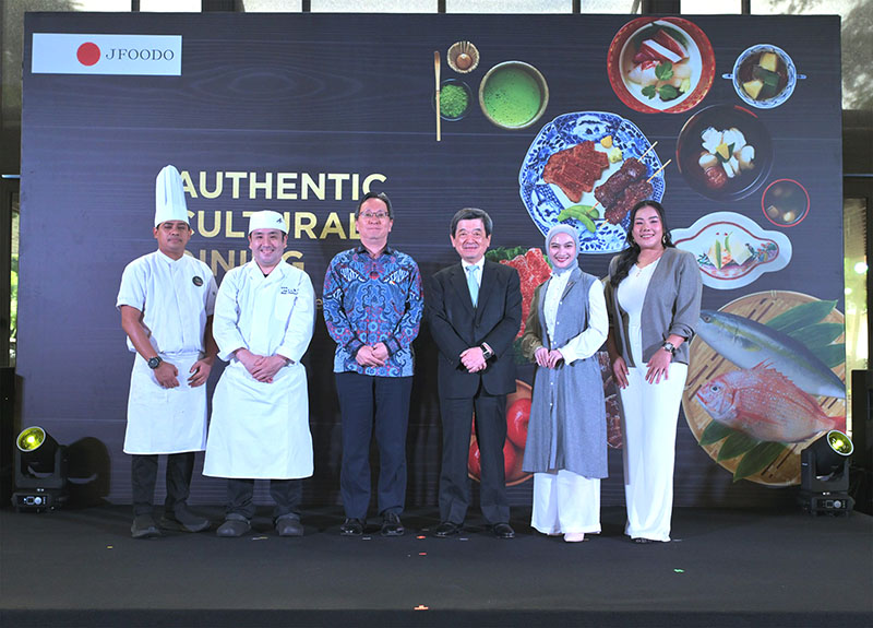 Photo Session (Chef Reiyan, Chef Kurisu, Mitsuri Myochin (EMBASSY), Kobayashi (JFOODO), Melody, Aiko