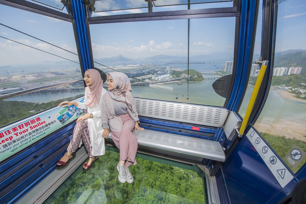 wisatawan muslim di ngong ping 360 hong kong