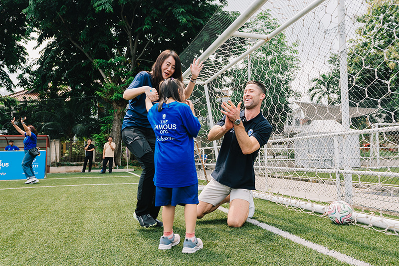 Gary Cahill Resmikan Kamar Hotel The Ascott Limited Bertema Chelsea 2