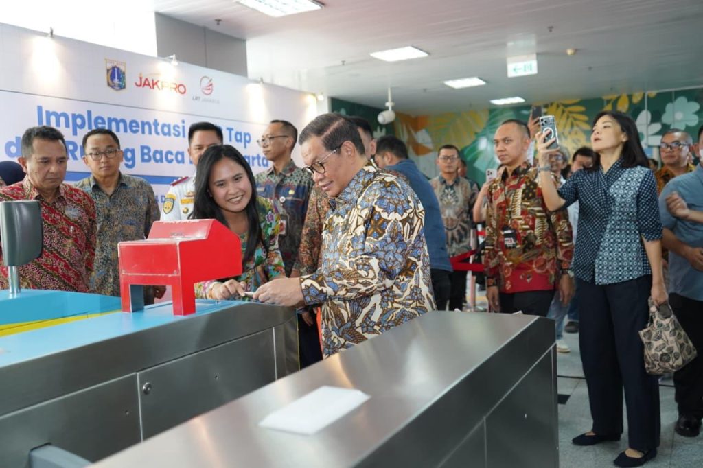Gubernur Pramono Resmikan Implementasi QRIS Tap di Seluruh Gate LRT Jakarta dan Ruang Baca
