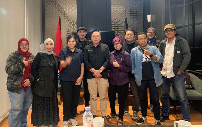 Andhy Irawan dengan forum wartawan pariwisata dan ekonomi kreatif