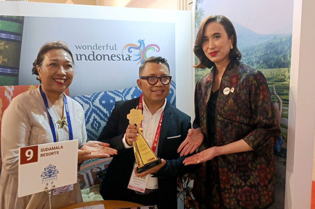 I Wayan Suwastana, Commercial Director Sudamala Resorts, dengan Menteri Pariwisata Widiyanti Putri Wardhana dan Deputi Pemasaran Ni Made Ayu Marthini