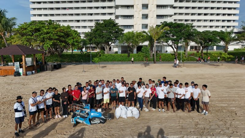 The Meru Sanur dan Bali Beach Hotel Bersihkan Area Pantai Segara Ayu