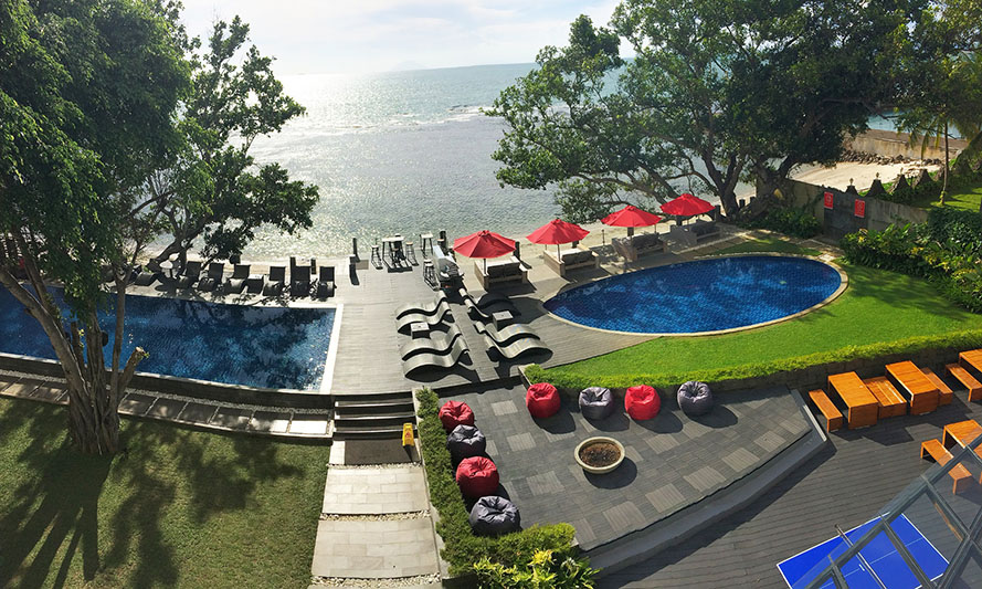 Kolam renang di Aston Anyer promo hotel Mei 2026 diskon hotel Indonesia long weekend hotel 2026 archipelago hotels promo staycation Mei 2026
