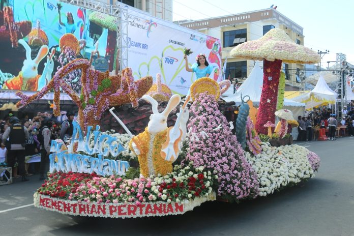 Kendaran hias di Tomohon International Flower Festival