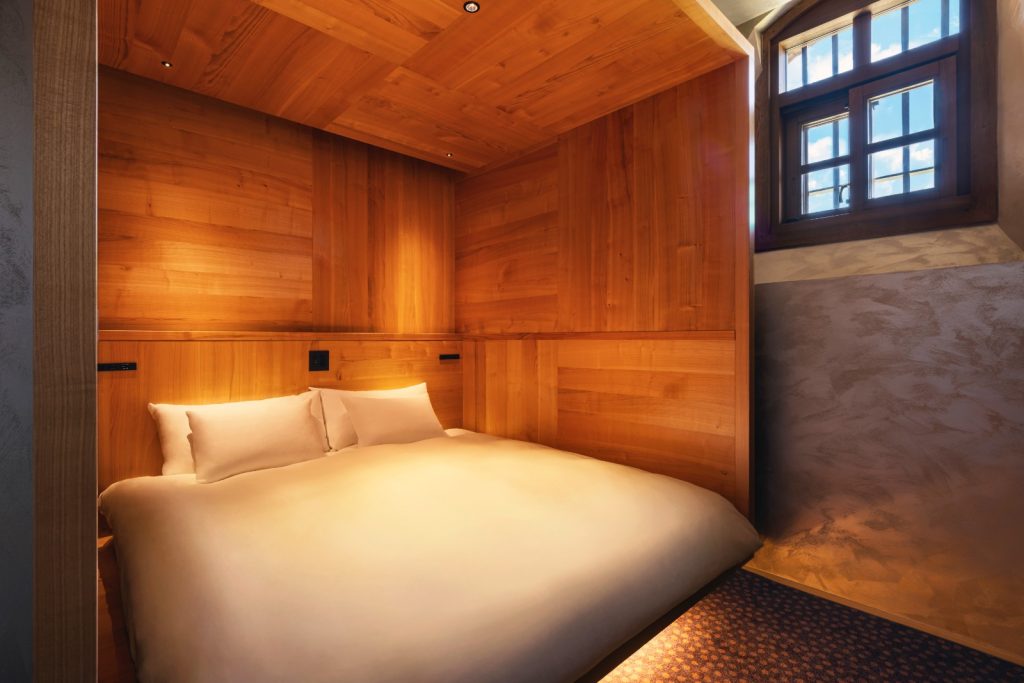 Hoshino_Resorts_1762551_HOSHINOYA_Nara_Prison_Guestroom_Bedroom