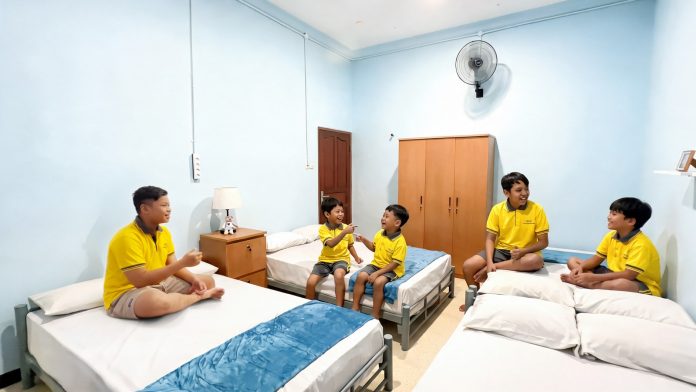 Anak-anak YPKAI di kamar setelah renovasi Archipelago Hotels Renovasi Rumah Singgah Pejuang Kanker di Surabaya