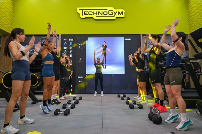 Jennifer Bachdim, Brand Ambassador Technogym Indonesia, memimpin sesi Technogym SkillX Hybrid Training Indonesia Sports Summit 2026