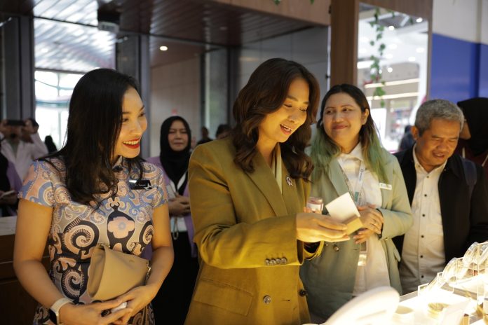 Wakil Menteri Pariwisata, Ni Luh Puspa, ditemani Country General Manager Pamerindo, Lia Indriasari, pada saat tur menyaksikan berbagai exhibitor dalam pembukaan pameran Cosmobeauté Indonesia 2026